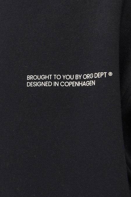 Zwarte ronde hals sweater van CORE BY JACK & JONES met witte borduurtekst op borst, close-up detail