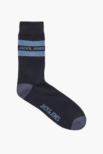 Chaussettes bleues d'ACCESSORIES BY JACK & JONES, avec des détails rayés et le nom de la marque sur la chaussette.