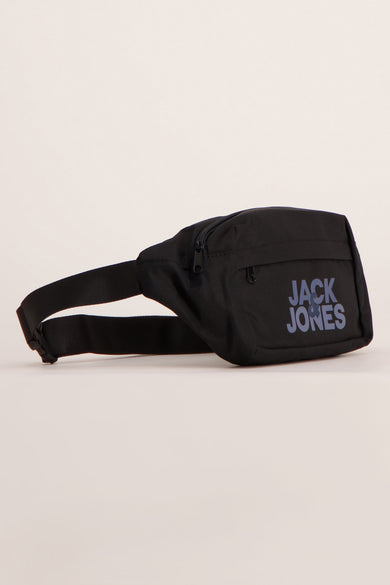 Sac bandoulière noir ACCESSORIES BY JACK & JONES avec logo, poche latérale et bandoulière réglable, profil latéral sur fond blanc