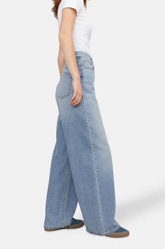 Lichtblauwe denim wide jeans van JJXX, met een losse pasvorm en gedragen met een wit T-shirt.