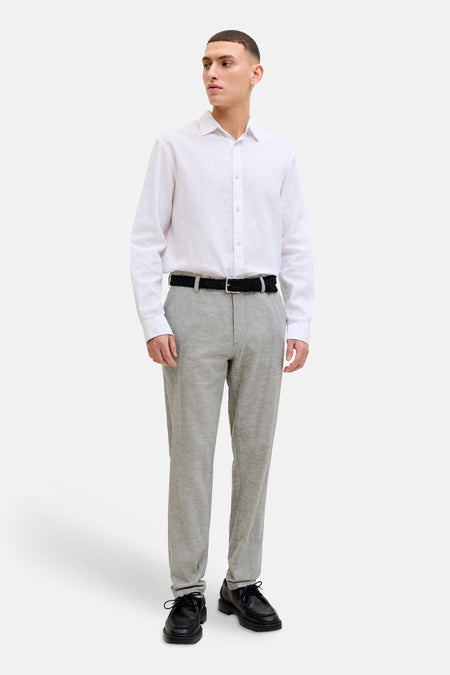Groene chino van JACK & JONES JEANS INTELLIGENCE, met een subtiele textuur en een relaxte pasvorm, gecombineerd met een wit overhemd.
