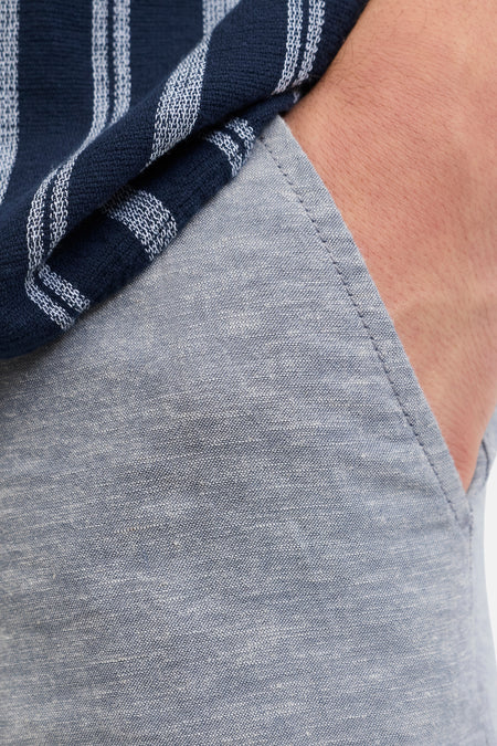 Blauwe chino van JACK & JONES JEANS INTELLIGENCE, close-up shot van de zak en de stof.
