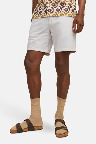 Beige short van JACK & JONES JEANS INTELLIGENCE, gedragen met bruine sandalen en beige sokken.