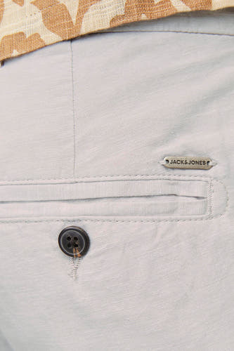 Beige short van JACK & JONES JEANS INTELLIGENCE, met knoopzakdetail en subtiele textuur.