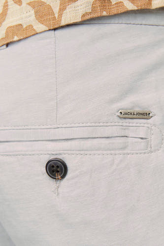 Beige short van JACK & JONES JEANS INTELLIGENCE met een knoopsluiting op de achterzak en een riem met print.
