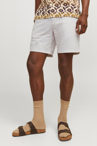 Beige short van JACK & JONES JEANS INTELLIGENCE, gedragen met bruine sandalen en sokken.