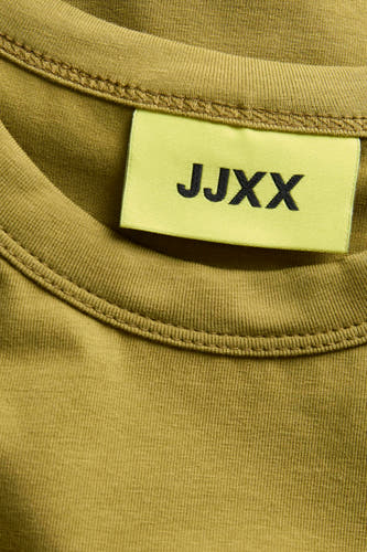 Groene korte mouwen t-shirt van JJXX met neongele label en fijne ribstructuur, close-up halslijn