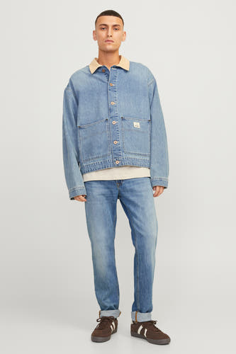 Blauwe straight jeans van denim, van JACK & JONES JEANS INTELLIGENCE, met bruine suède schoenen en een spijkerjas.
