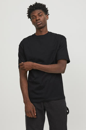 T-shirt noir à manches courtes de ORIGINALS BY JACK & JONES, porté avec un pantalon foncé.