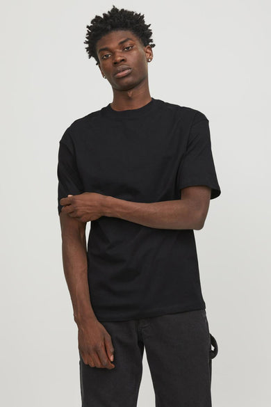 Zwart T-shirt met korte mouwen van ORIGINALS BY JACK & JONES, gedragen met een donkere broek.