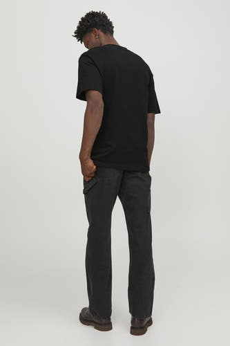 T-shirt noir à manches courtes de ORIGINALS BY JACK & JONES, vu de dos, combiné avec un pantalon foncé et des bottes marron.