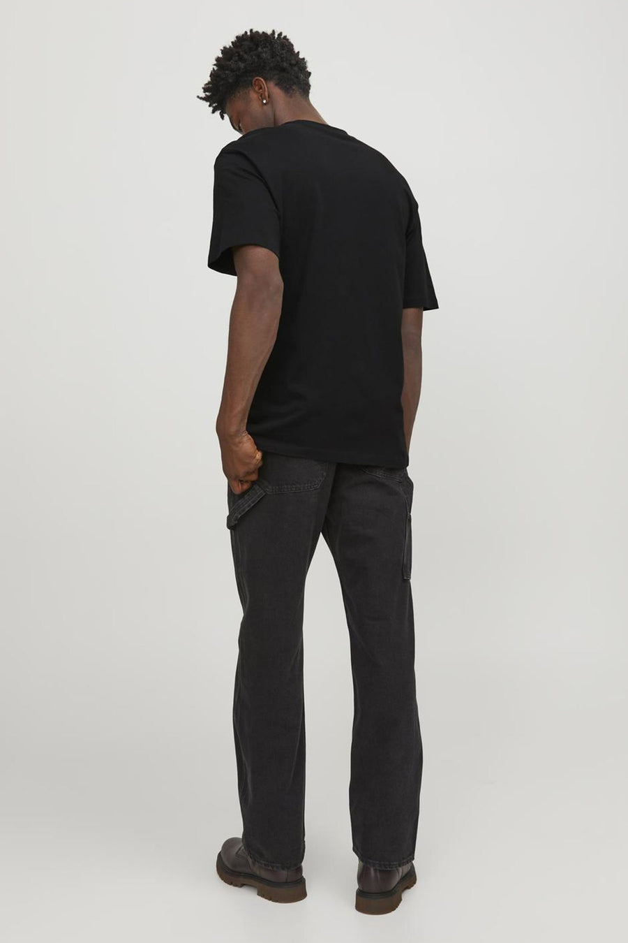 T-shirt noir à manches courtes de ORIGINALS BY JACK & JONES, vu de dos, combiné avec un pantalon foncé et des bottes marron.