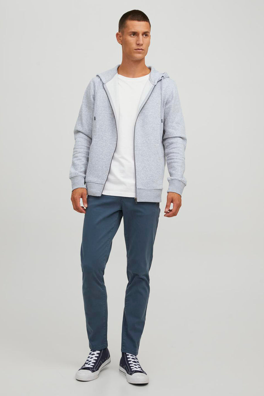 Grijs gilet van CORE BY JACK & JONES, gedragen met een wit T-shirt en blauwe broek.