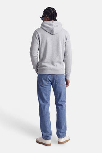 Grijze hoodie van CORE BY JACK & JONES, achterkant, met capuchon en comfortabele pasvorm, gedragen met blauwe jeans en witte sneakers.