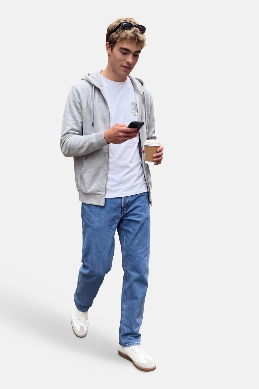 Grijze zip hoodie van CORE BY JACK & JONES, lichte melange stof, model in lifestyle pose met wit T-shirt en jeans