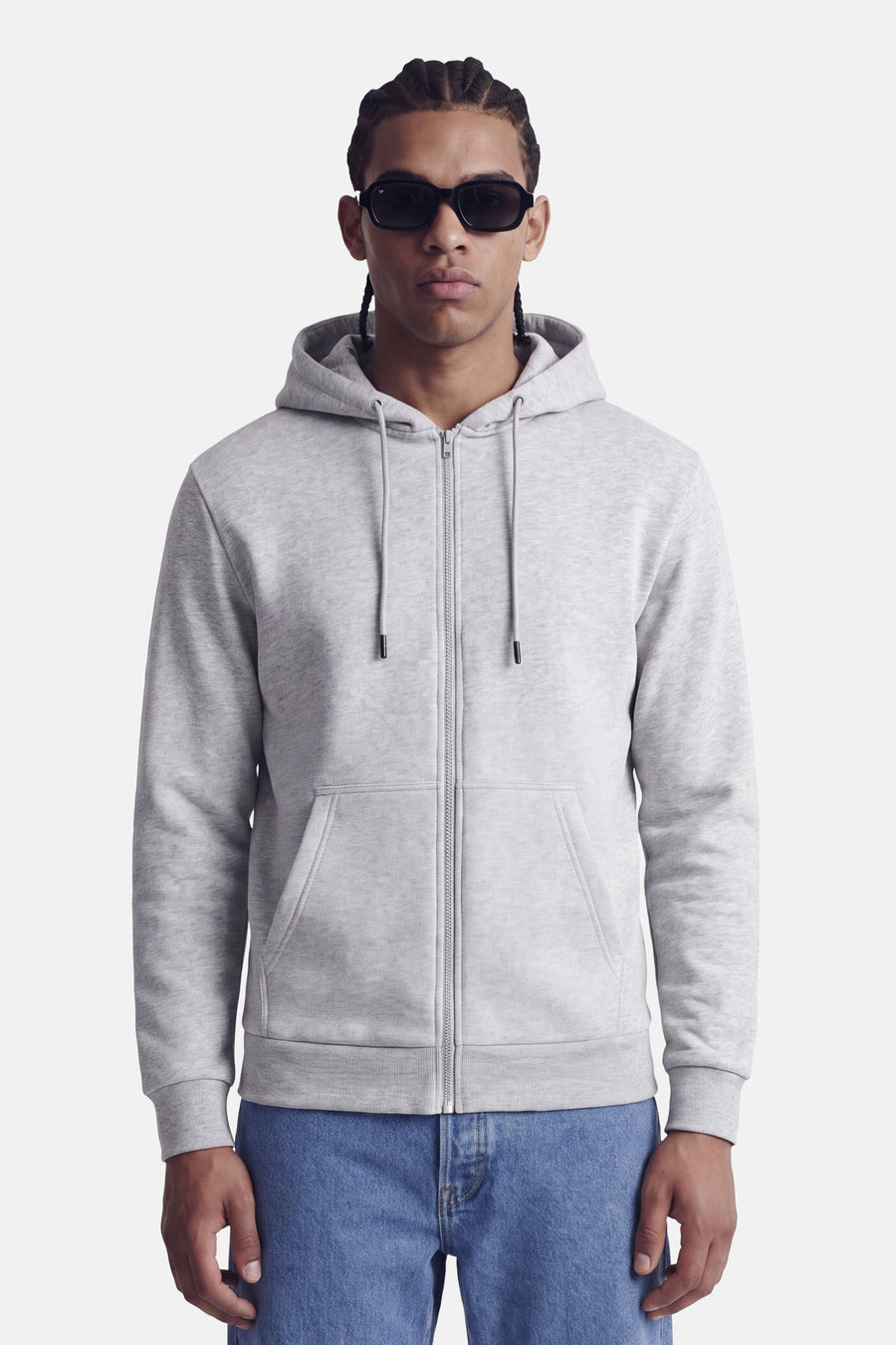 Grijze zip hoodie van CORE BY JACK & JONES, met capuchon en voorzakken, gedragen door model in lifestyle shot