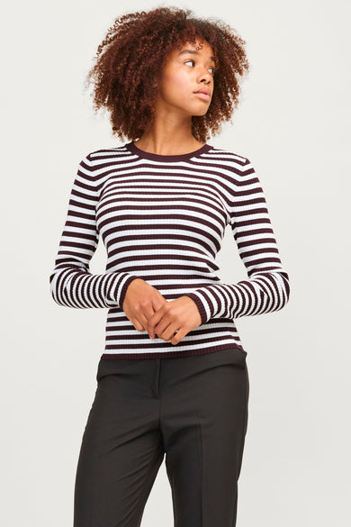 Rood-wit gestreepte T-shirt met lange mouwen van JJXX, gecombineerd met een zwarte pantalon.

