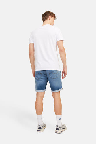 Jean en denim court bleu moyen de JACK & JONES JEANS INTELLIGENCE, vu de l'arrière, associé à des chaussettes blanches et des baskets.
