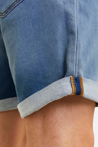 Jean en denim court bleu moyen JACK & JONES JEANS INTELLIGENCE, avec des poches rabattues.