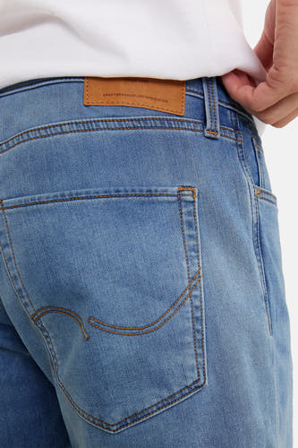 Jean denim bleu court de JACK & JONES JEANS INTELLIGENCE, avec un détail de poche et des surures brunes.