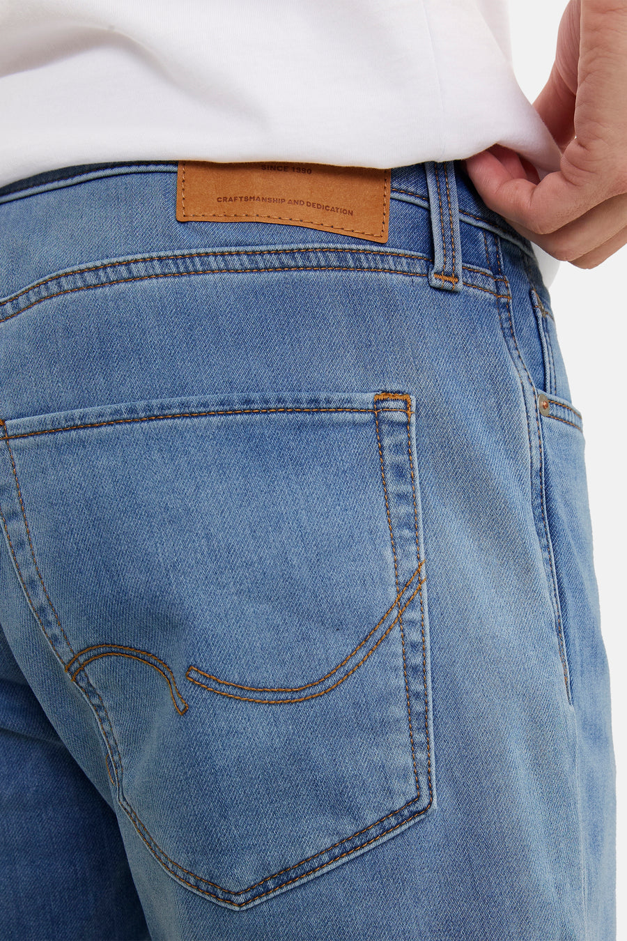 Jean denim bleu court de JACK & JONES JEANS INTELLIGENCE, avec un détail de poche et des surures brunes.