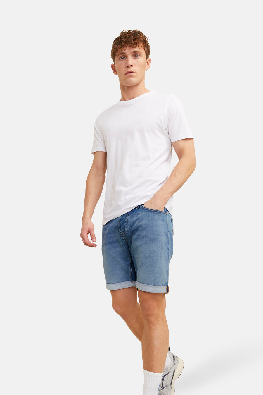 Jean court en denim bleu de JACK & JONES JEANS INTELLIGENCE, avec des poches rabattues et porté avec un T-shirt blanc.