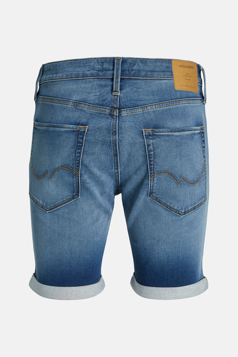 Jean denim bleu court de JACK & JONES, avec des poches arrière et des jambes relevées.