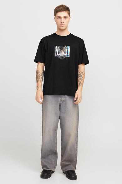 Zwart T-shirt met korte mouwen van ORIGINALS BY JACK & JONES, met een foto print op de borst, gecombineerd met losse jeans.
