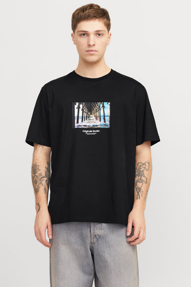 T-shirt noir à manches courtes d'ORIGINALS BY JACK & JONES, gros plan du col et de l'épaule.