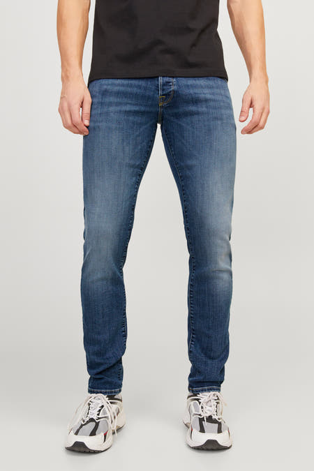 Slim fit jeans van JACK & JONES JEANS INTELLIGENCE in mid blue denim, met een zwarte T-shirt en witte sneakers.
