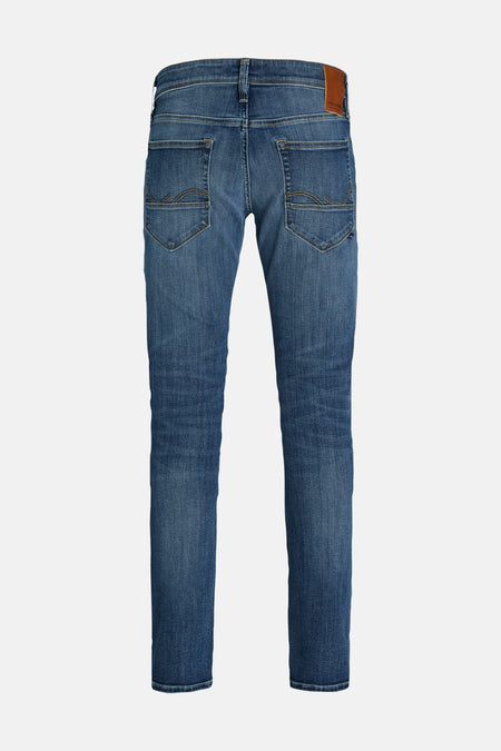 Slimfit jeans van middenblauw denim van JACK & JONES JEANS INTELLIGENCE met een achterkantweergave, contrasterende stiksels en een bruin merklabel.