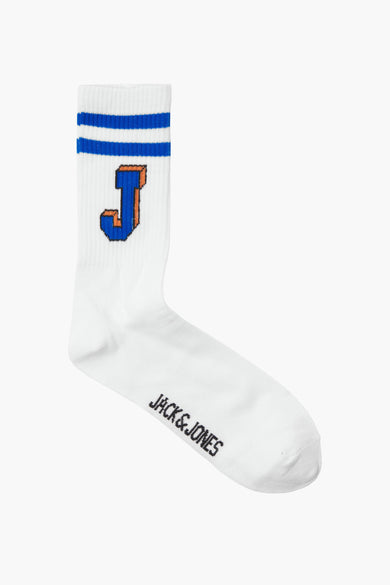 Chaussettes blanches d'ACCESSORIES BY JACK & JONES, avec des bandes bleues et une lettre J bleue avec des accents orange.