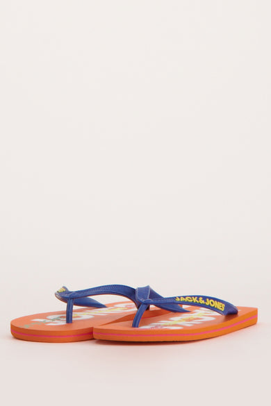 Multikleurige slippers van ACCESSORIES BY JACK & JONES, met bloemenpatronen en blauwe bandjes.
