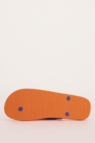 Meerkleurige slippers van ACCESSORIES BY JACK & JONES, met een oranje zool met blauwe details en een logo-reliëf.
