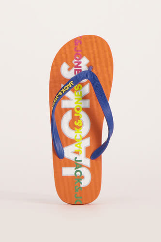 Oranje slippers van ACCESSORIES BY JACK & JONES met witte logo-opdruk en blauwe bandjes.