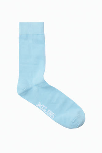 Paire de chaussettes bleues d'ACCESSORIES BY JACK & JONES, avec un bord côtelé, suspendue à un cintre.