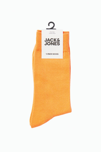 Chaussettes orange de ACCESSORIES BY JACK & JONES, avec de subtiles côtes et une texture riche en coton, suspendues à un cintre.