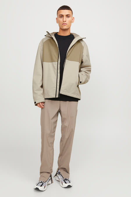Ecru jas van CORE BY JACK & JONES, met contrasterende vlakken en een zwarte rits.