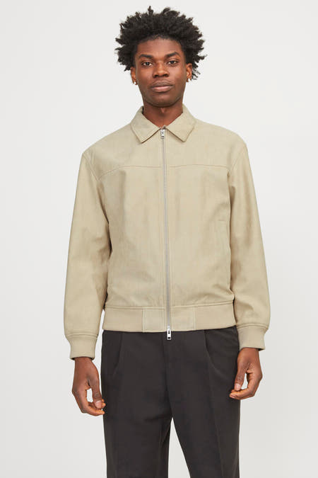 Ecru jas van PREMIUM BLUE by JACK & JONES, met een ritssluiting en zwarte pantalon.

