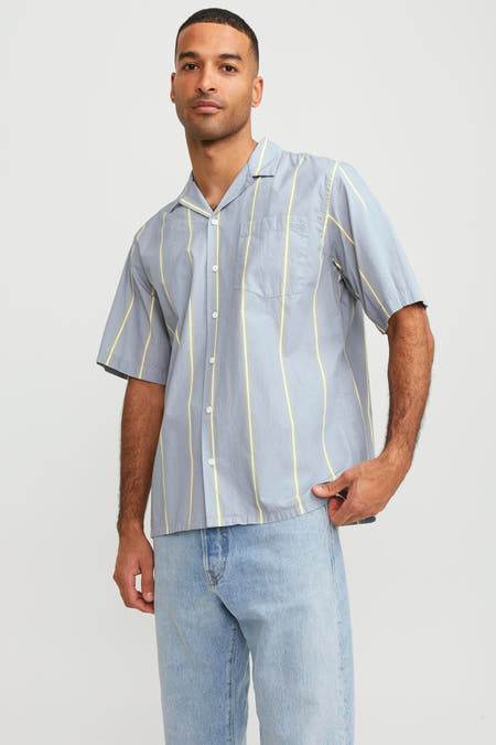 Blauw gestreept overhemd met korte mouwen van Royal Denim Division, met borstzak en lichtblauwe jeans.
