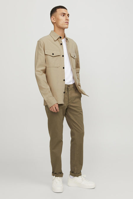 Chemise écru à manches longues de PREMIUM BLUE by JACK & JONES, avec boutons et poches noirs.