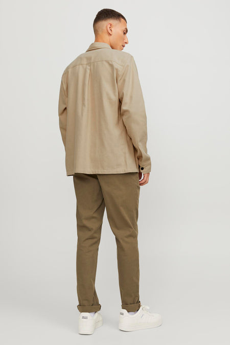 Chemise écru à manches longues de PREMIUM BLUE by JACK & JONES, avec fermeture boutonnée et pantalon décontracté.