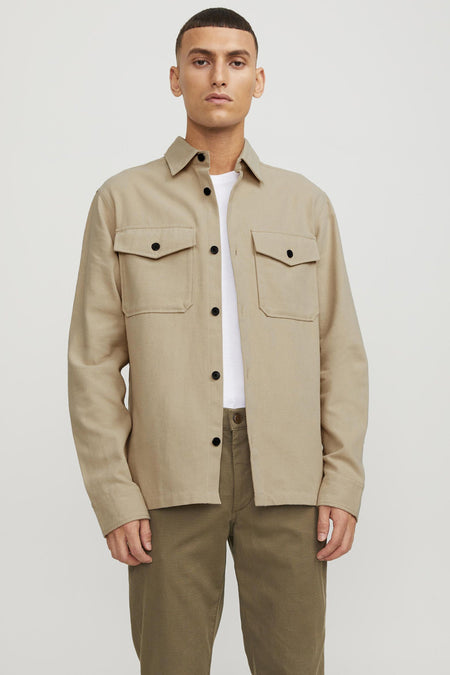 Chemise écru à manches longues de PREMIUM BLUE by JACK & JONES, avec poches et boutons noirs.