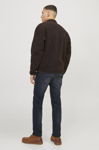 Jean slim de JACK & JONES JEANS INTELLIGENCE, en denim bleu-noir, avec un lavage subtil et des chaussures brunes.