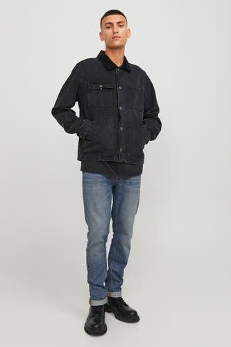Slim fit jeans van JACK & JONES JEANS INTELLIGENCE, gecombineerd met een zwart jasje en zwarte boots.