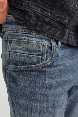 Jean slim de denim mid-blue de JACK & JONES JEANS INTELLIGENCE, avec détail de poche et surpiqures brunes.