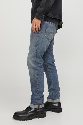 Jean slim en denim en bleu moyen, de JACK & JONES JEANS INTELLIGENCE, avec des poches surjetées et des chaussures noires.