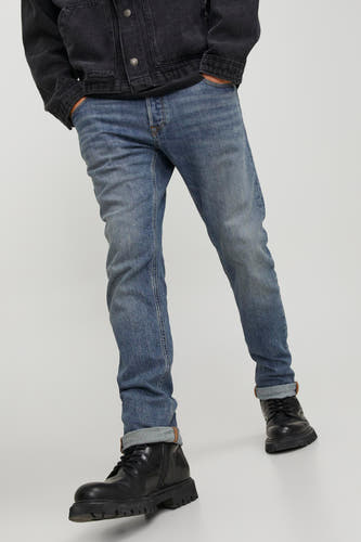 Jean slim en denim en bleu moyen de JACK & JONES JEANS INTELLIGENCE, avec des poches surélevées et des boutons noirs.