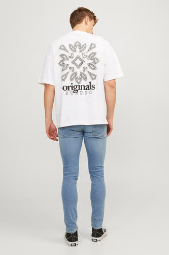 Lichtblauwe skinny jeans van JACK & JONES JEANS INTELLIGENCE, met een herenmodel met een wit T-shirt met print.
