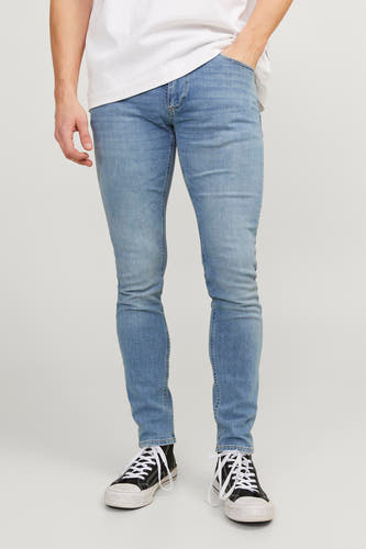 Lichtblauwe skinny jeans van JACK & JONES JEANS INTELLIGENCE, gedragen met zwarte sneakers en een wit T-shirt.